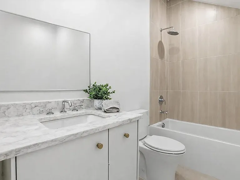 Luxury New Construction Rental Near Starland, SCAD & Ardsley Park with Garage and Private Courtyard — Photo 44