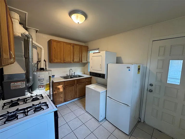 1561 E Meyers Ave — Photo 4