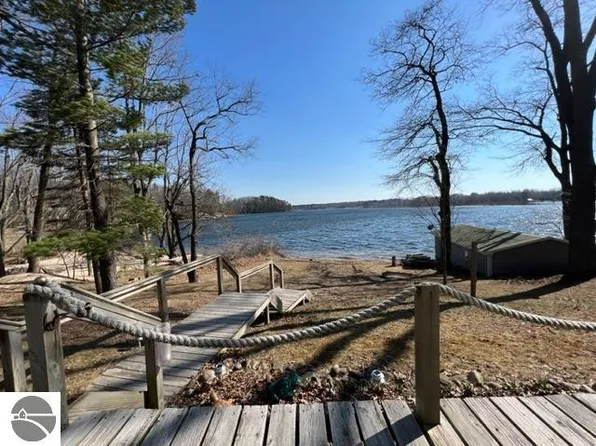 9659 W Oak Dr, Lake City, MI 49651