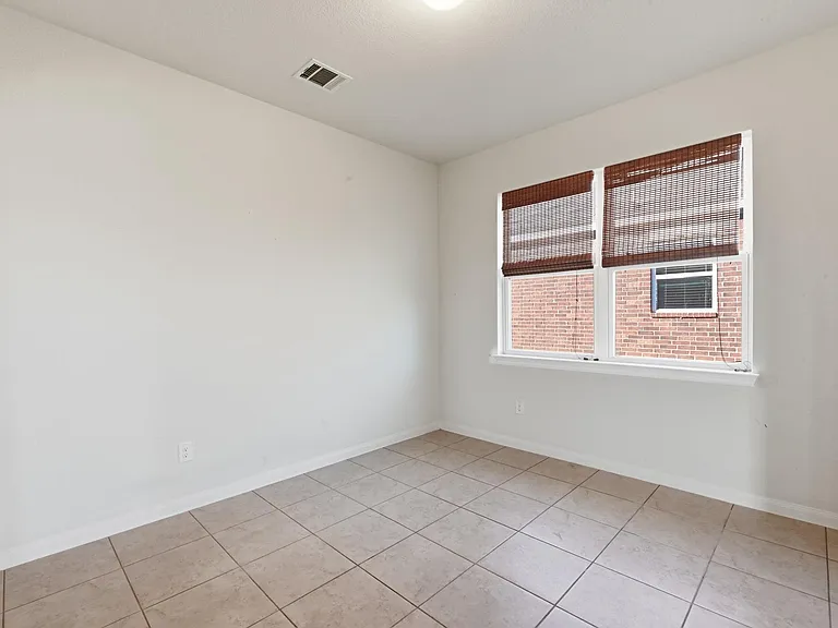 1216 Violet Ln — Photo 10