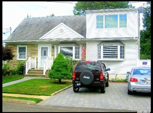 306 Ferndale Ct, Copiague, NY 11726