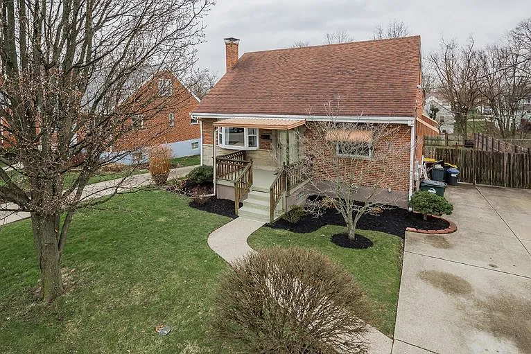 443 Swan Cir photo 1