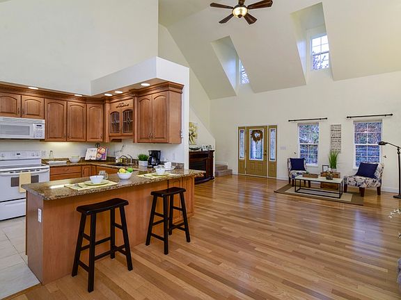 5th image of 4022 SE Hershey Way