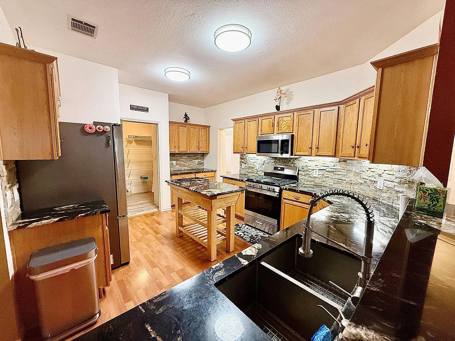 4 bed, 2.0 bath, 2363 sqft, $2,300 — Photo 4