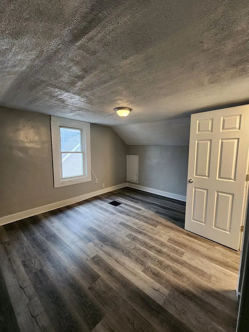 Four Bedroom Single Family Home Near South Side Indy — Photo 3