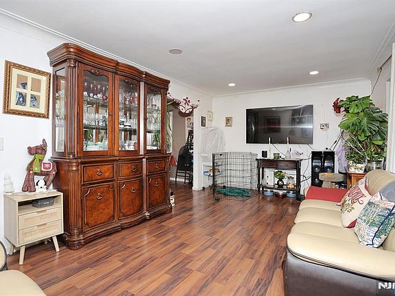 3rd image of 655 Hamilton Ave