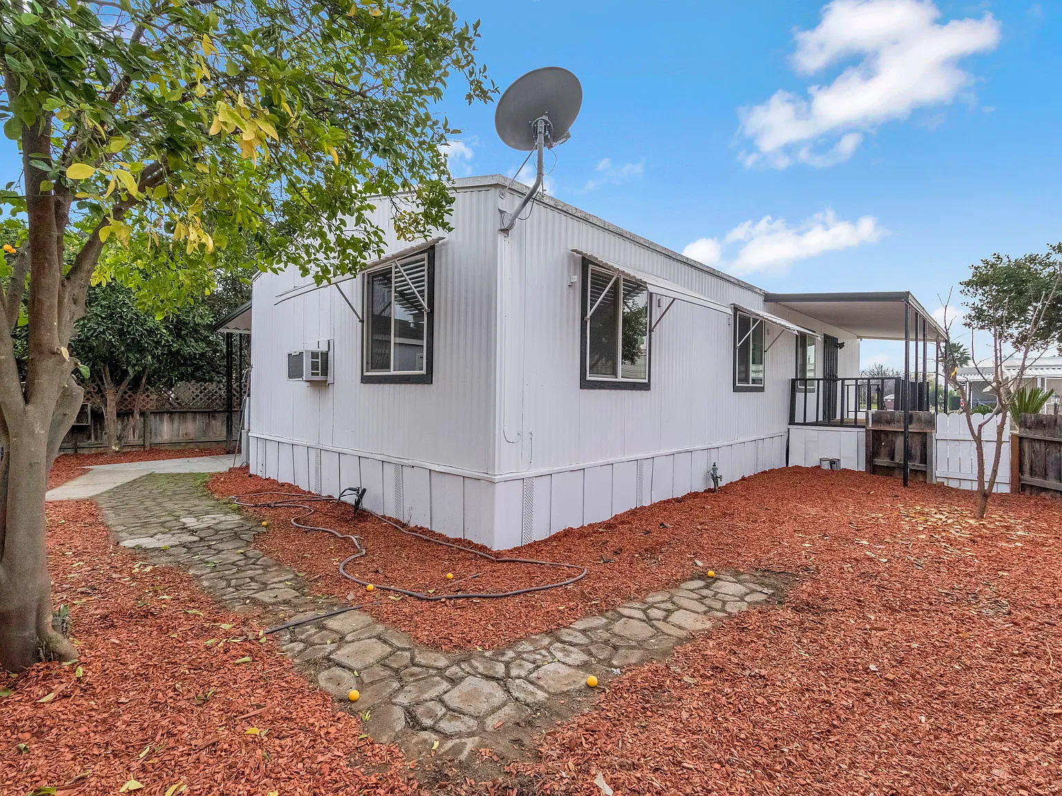2 bed, 1050 sqft, $1,550 — Photo 4