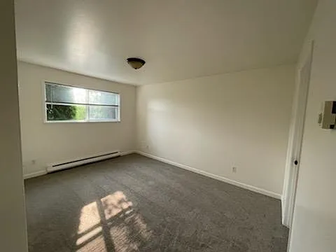 Main bedroom w/ walk-in bathroom