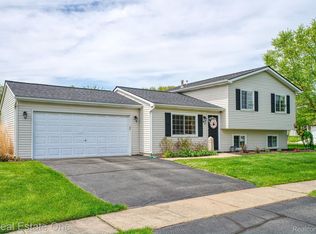 92 Turtle Trce, Pinckney, MI 48169