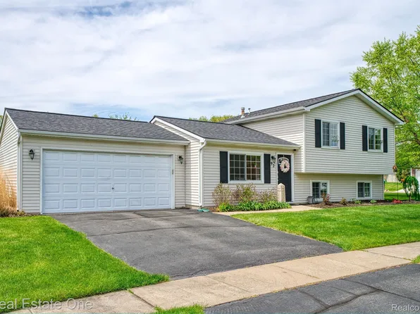 92 Turtle Trce, Pinckney, MI 48169