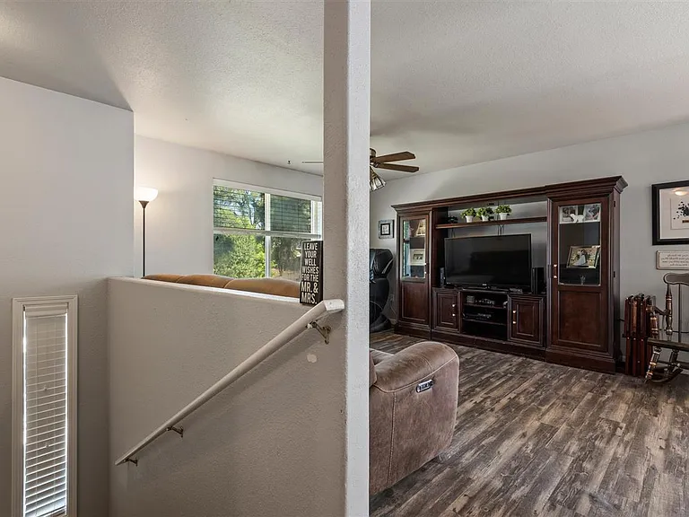 1836 E 8th Ave — Photo 3