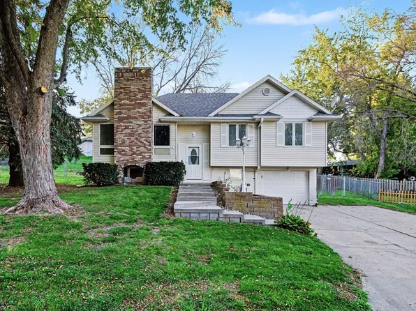 102 Maple Dr, Treynor, IA 51575
