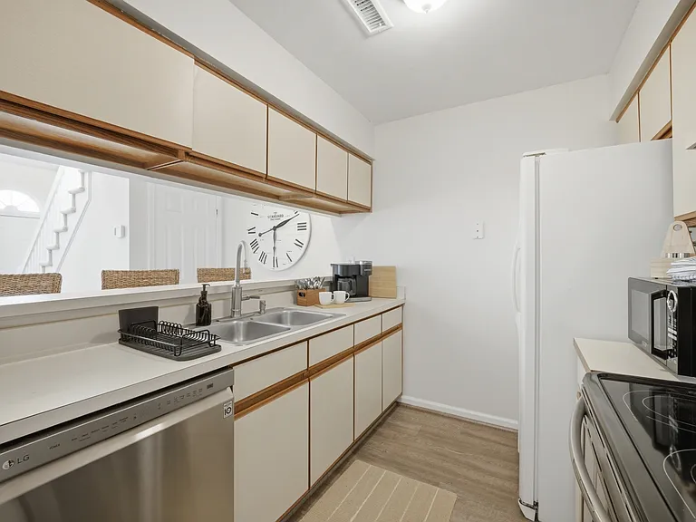 1001 Saint Andrews Way #B — Photo 13