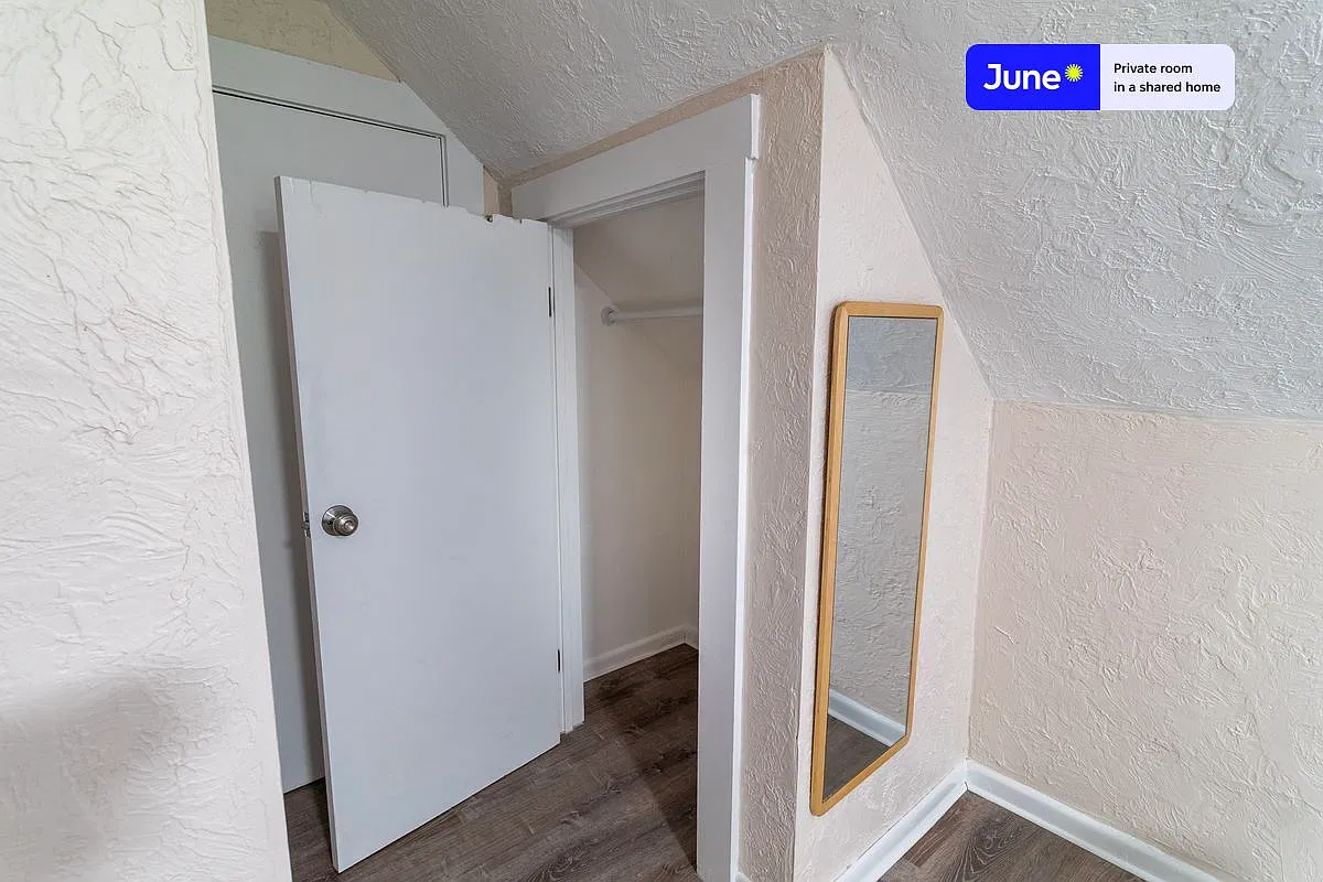 Queen bedroom in 6 bed/2 bath home in Allston #1735 E — Photo 3