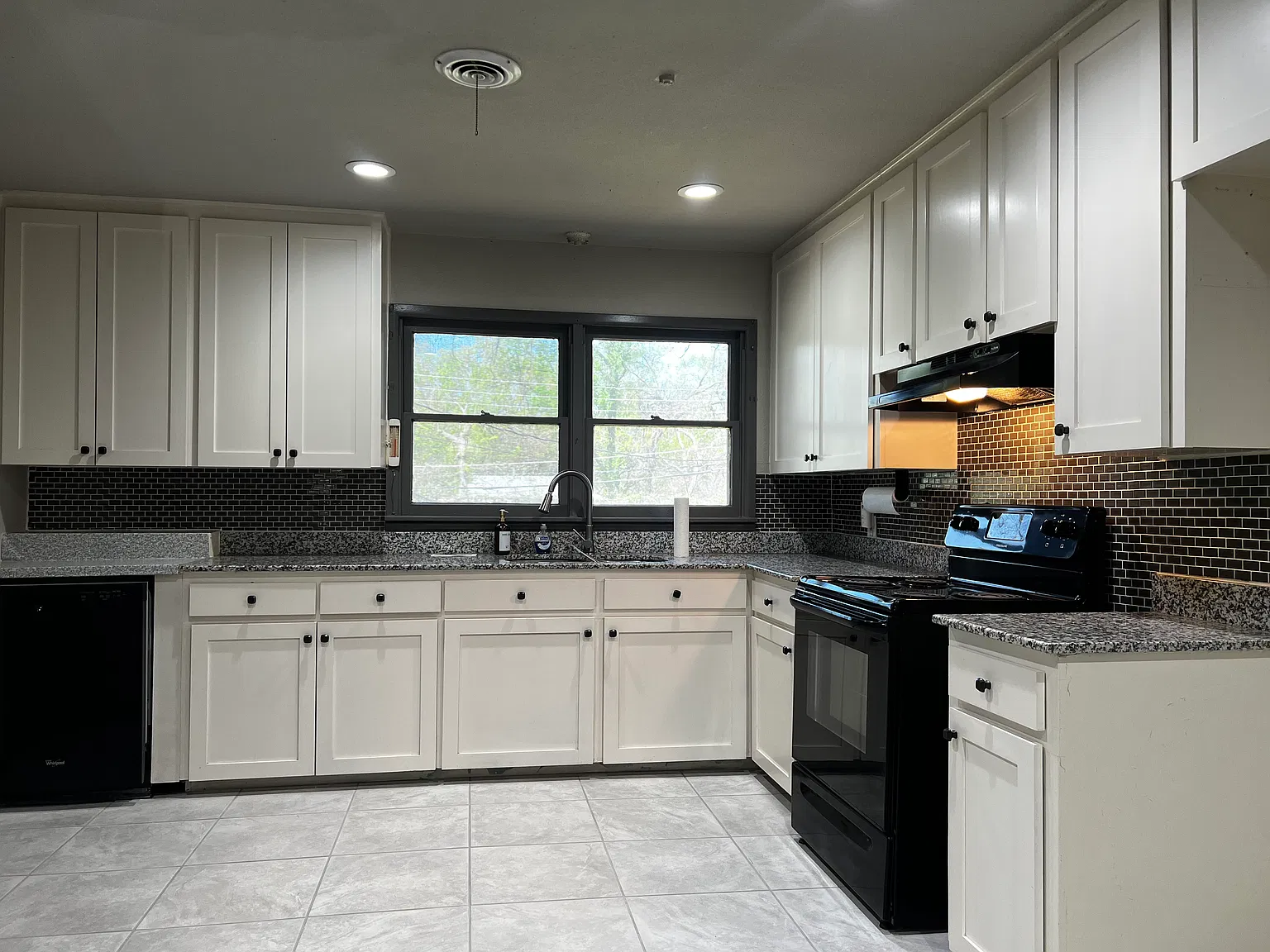3 bed, 1.5 bath, 1340 sqft, $1,900 — Photo 4
