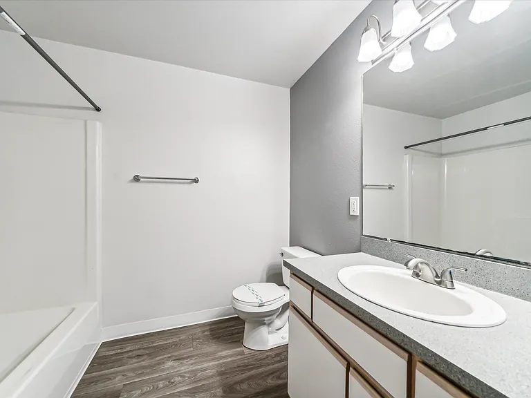 Oak Park Village Apartments — Photo 33