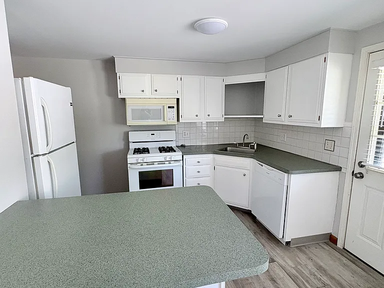 231 Greenmeadow Dr — Photo 2