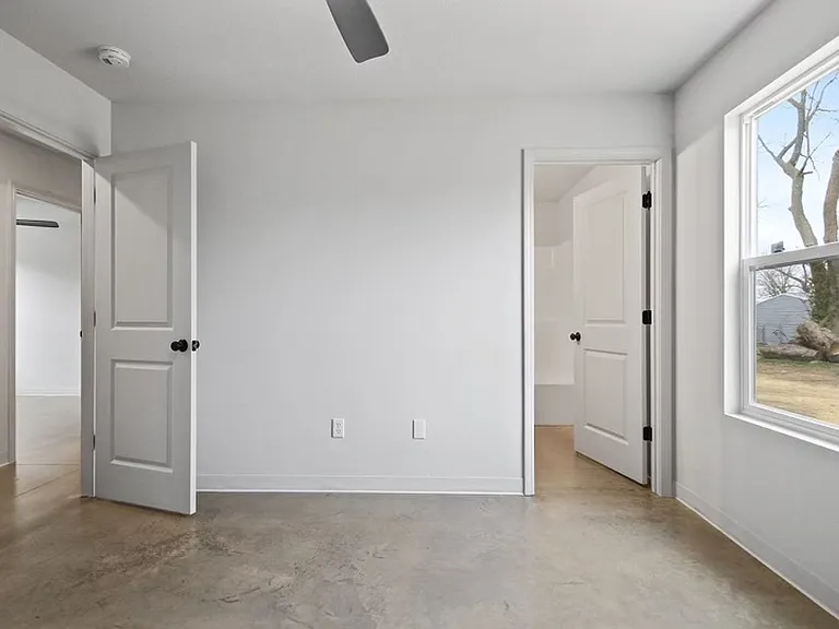 208 3rd Ave — Photo 36