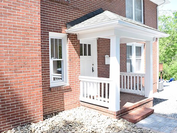 5th image of 502 N Aspen St