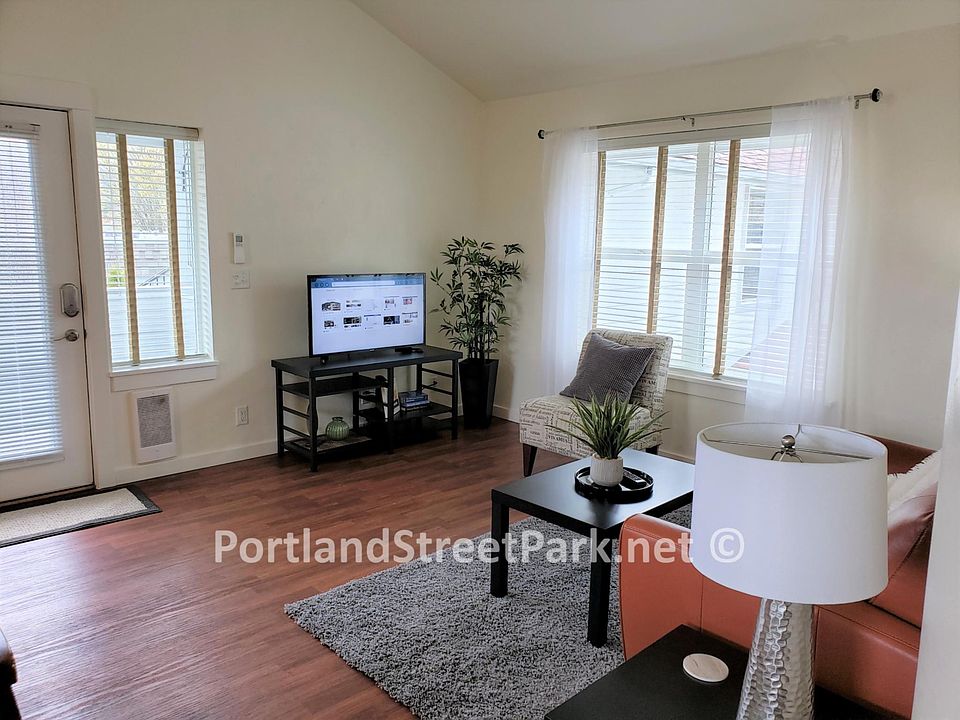 Large windows on all 4 sides