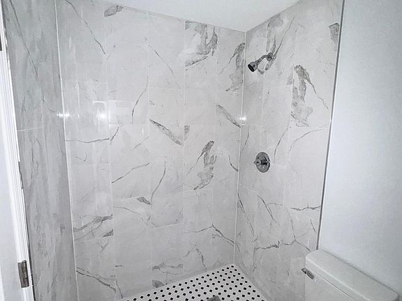 4th image of 102 W Stuart Ave #A