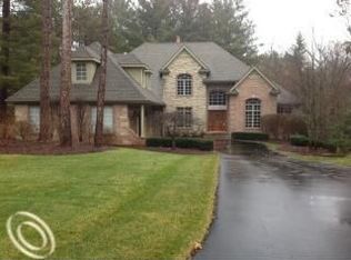 5515 River Ridge Dr, Brighton, MI 48116