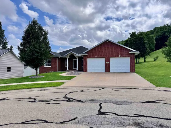 112 Sunrise Ct, Bellevue, IA 52031