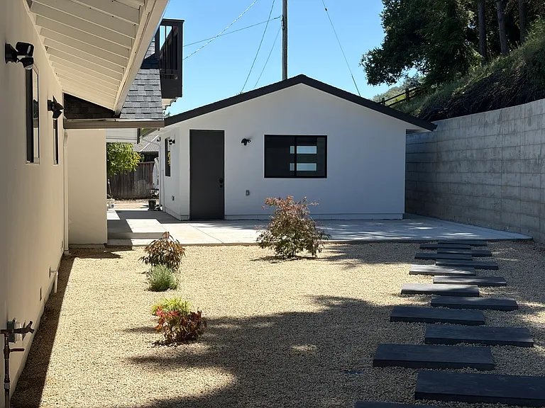 20862 Kittridge Rd — Photo 24