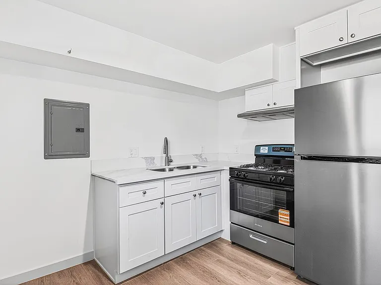 1121 Daisy Avenue — Photo 4