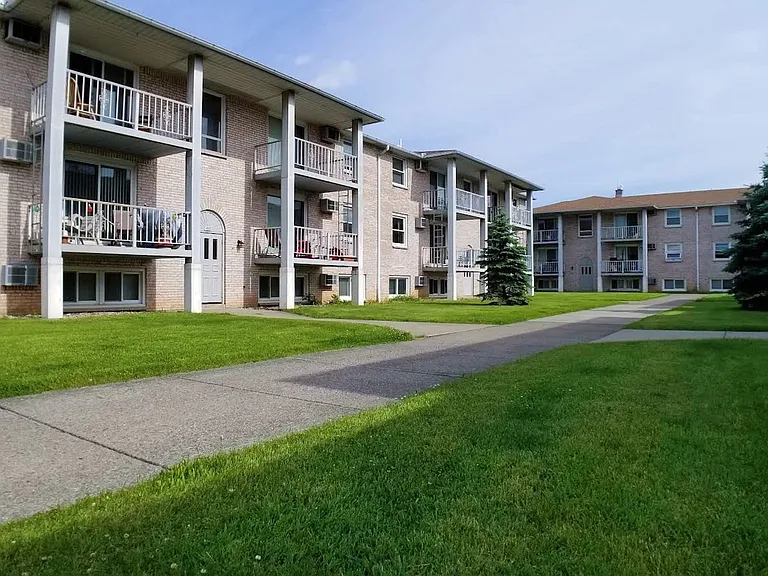 Embassy Square Apartments — Photo 58