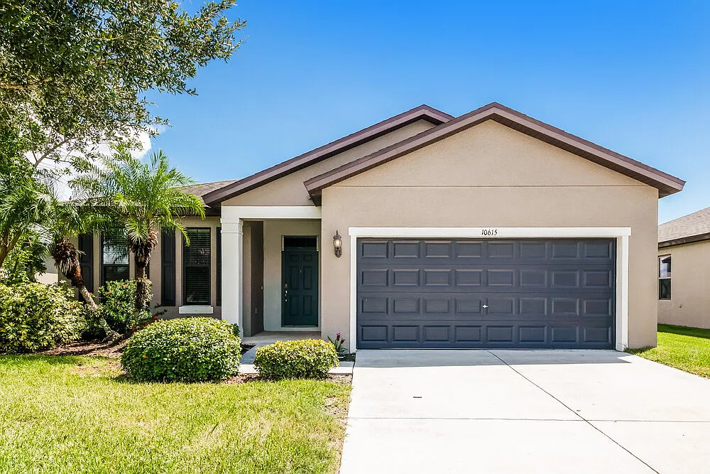 4 bed, 2.0 bath, 1938 sqft, $2,660 — Photo 1