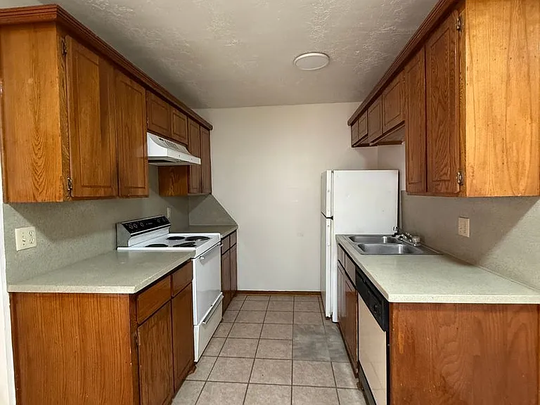 Fox Valley Apartments — Photo 39