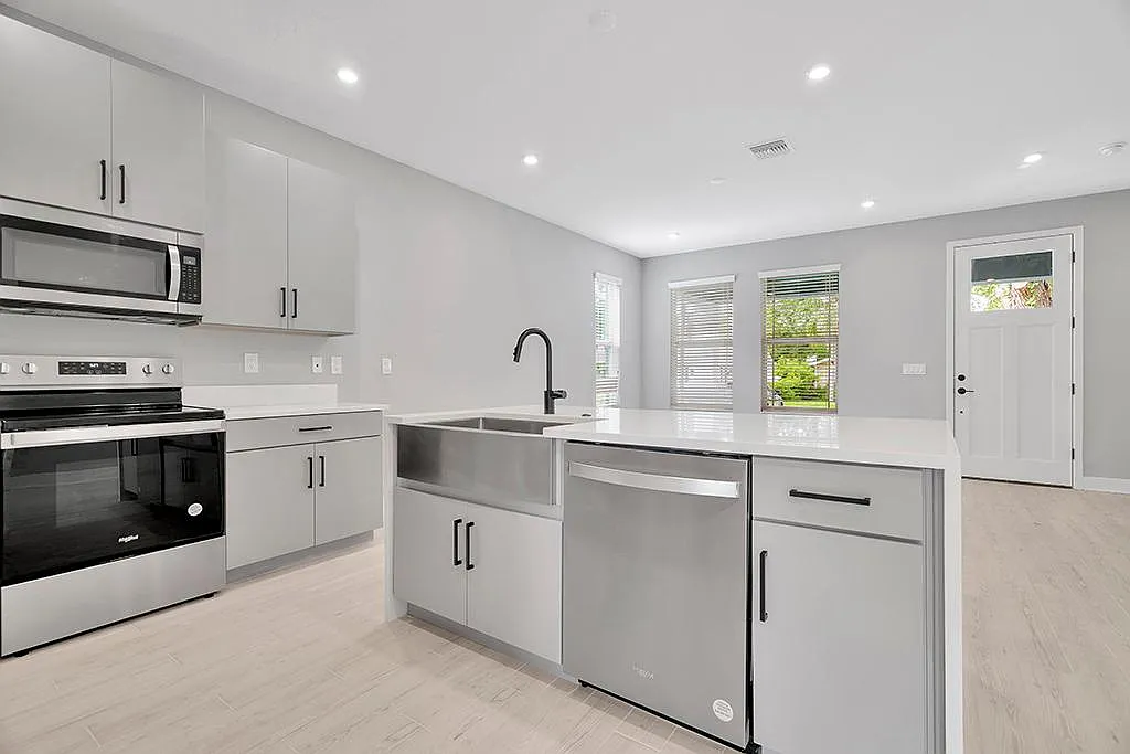 3 bed, 1620 sqft, $3,590 — Photo 3