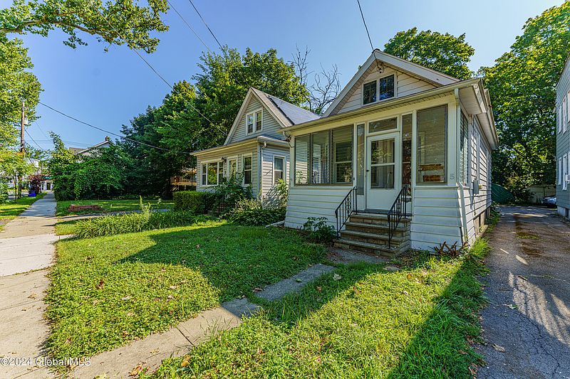 3rd image of 5 Alden Avenue