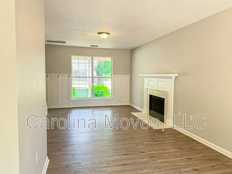 3 bed, 2.0 bath, 1325 sqft, $1,670 — Photo 4