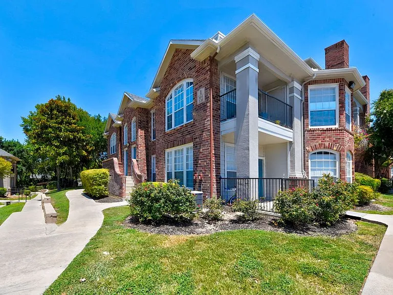 Whispering Creek Villas Apartment Homes — Photo 22