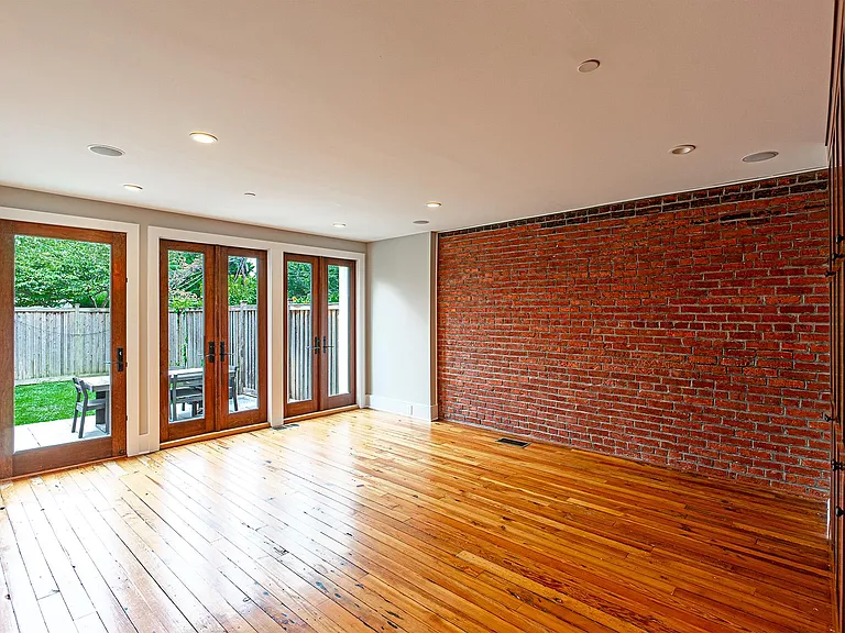 325 D St SE — Photo 25
