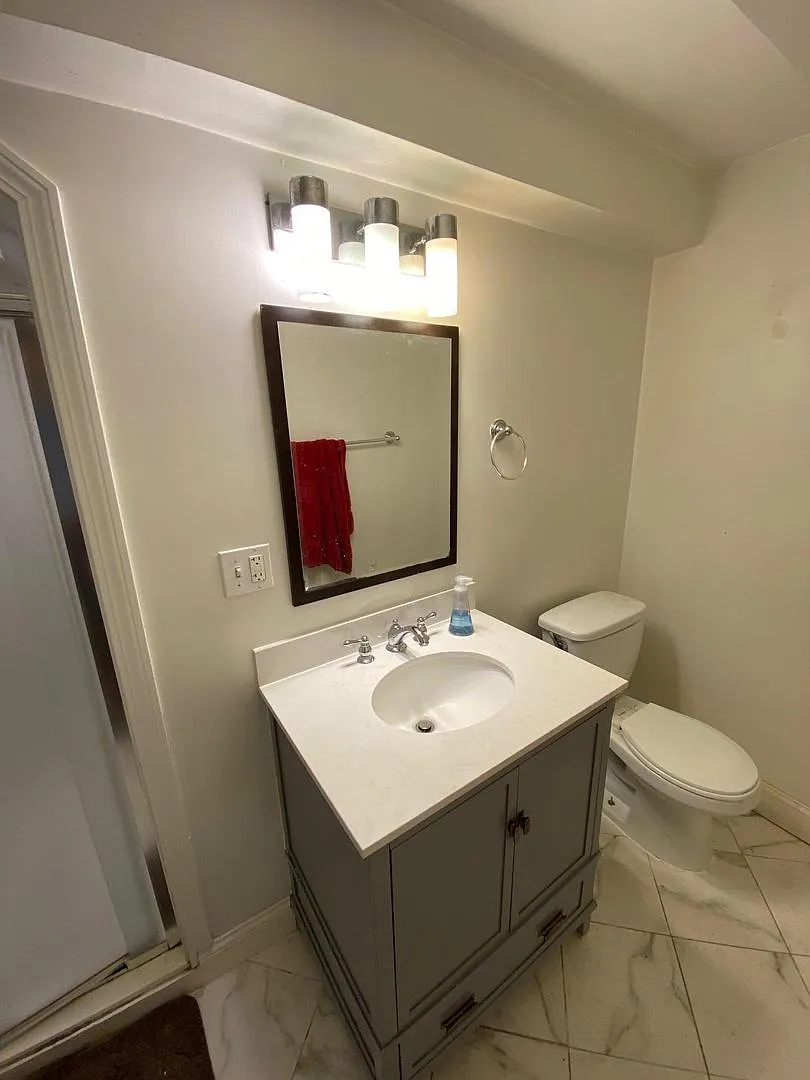 Perfect Apt for BU students! Laundry in Unit! 4 Bathrooms! Modern and Spacious — Photo 4