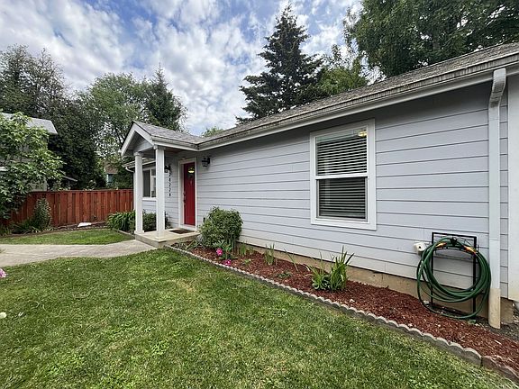 3rd image of 2822 NE Davis St #B
