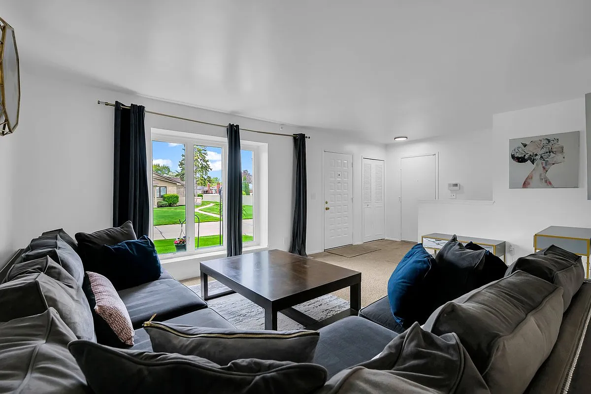 2 bed, 1.5 bath, 1200 sqft, $1,700 — Photo 3