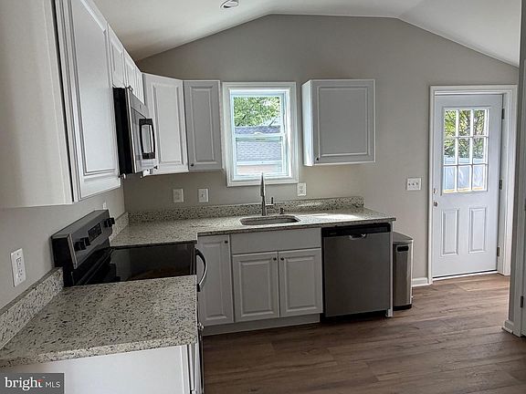 3rd image of 715 Fernhill Rd