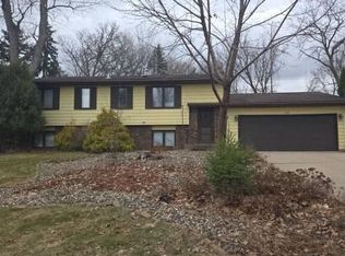 488 Crestview Dr S, Maplewood, MN 55119