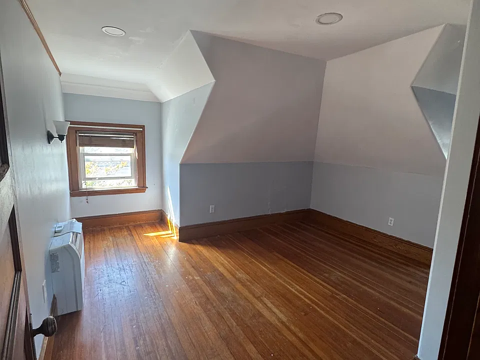 24 1/2 Pierce Ave
