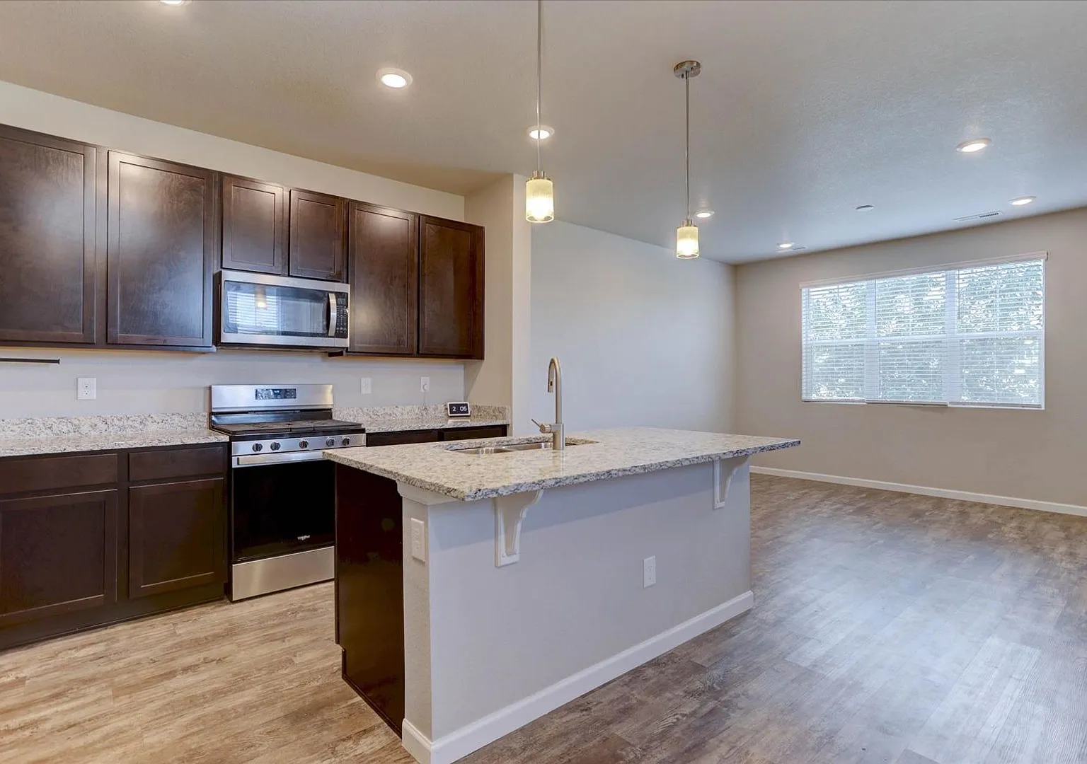 Like New 3bed/3bath/2car End-Unit Townhome — Photo 4