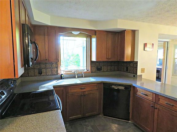 4th image of 551 Countess Dr