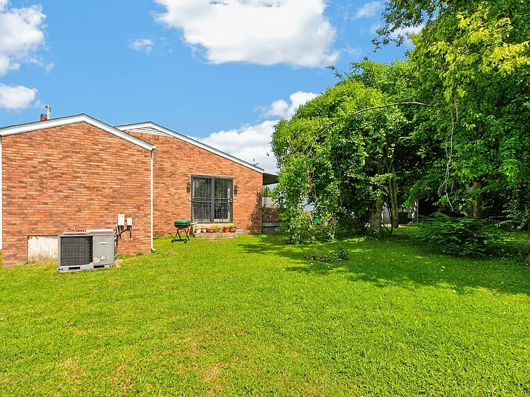 2423 Underwood St — Photo 33