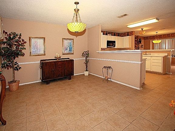 3rd image of 1372 Creekview Dr