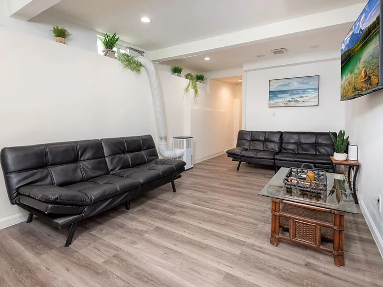 6477 1/4 Lexington Ave — Photo 3