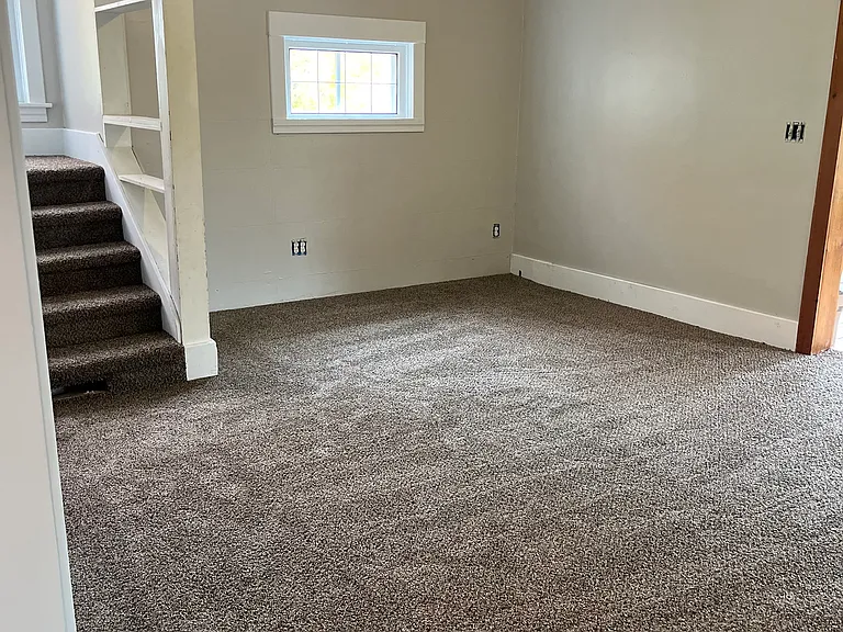 1036 W Seminary St — Photo 3