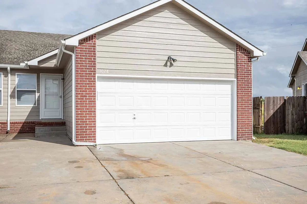 Building Photo - 1028 E Karla Ct